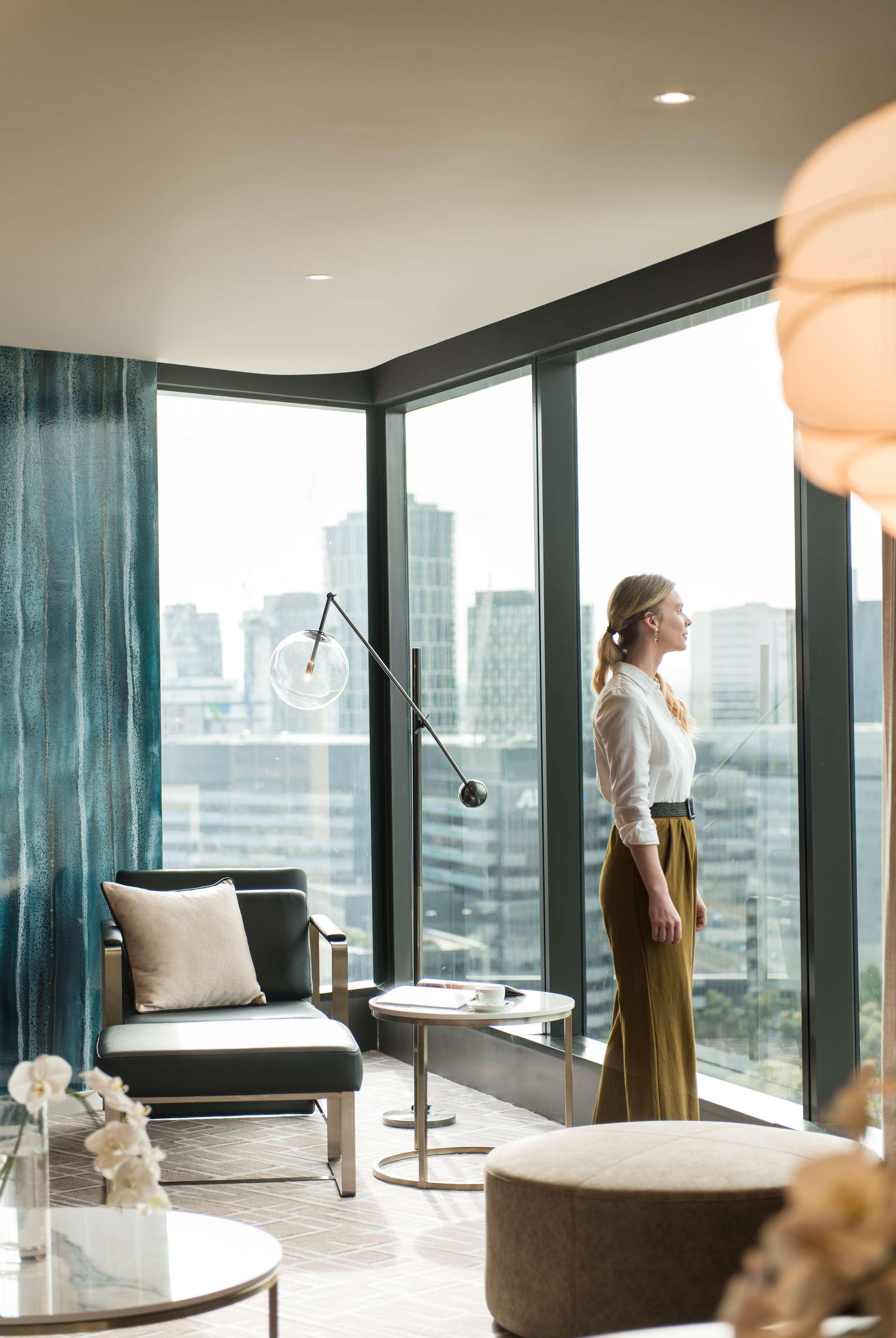 Pan Pacific Melbourne Hotel Eksteriør billede A woman standing in front of a window